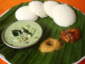 green-coconut-chutney-with-idli